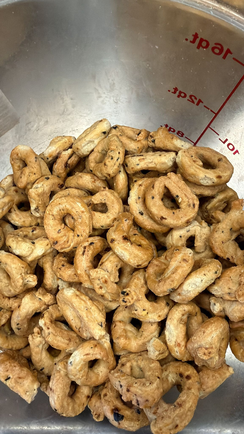 Taralli cipolle acciughe e olive nere