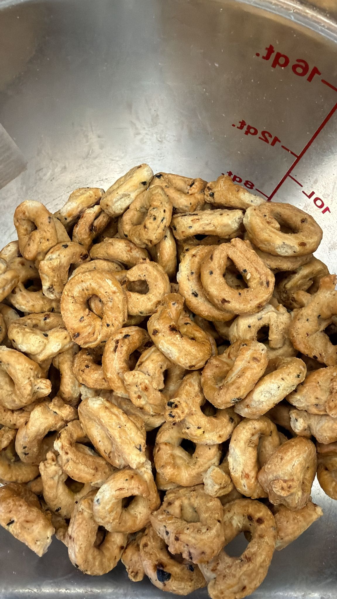 Taralli cipolle acciughe e olive nere